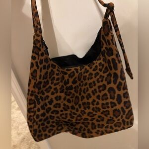 Baggu shoulder bag in leopard.
